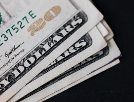 2025全球经济迷雾中的金融望远镜：Velos Markets如何解码黄金阶梯式上行与全息投资策略