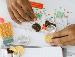 VELOS MARKETS威马证券：黄金价格飙升背后的逻辑与投资策略解析